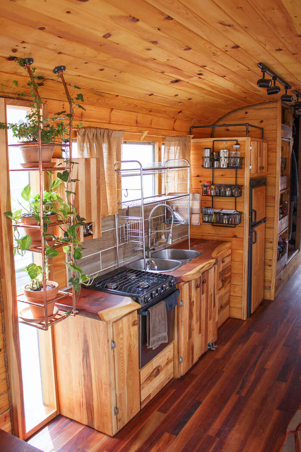 The largest ‘room’ in the bus: the kitchen.