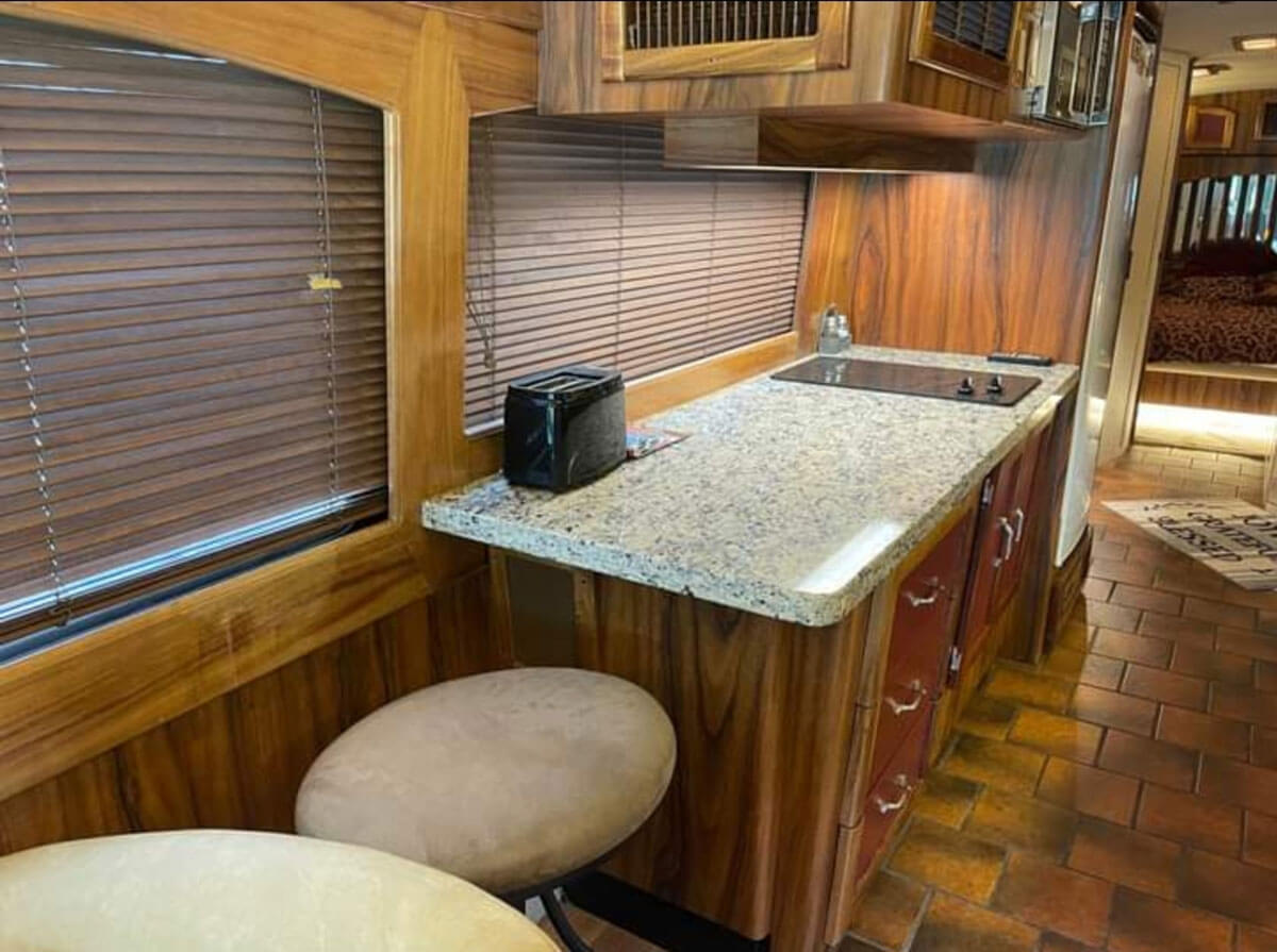 This image has an empty alt attribute; its file name is Built-in-electric-Amana-two-burner-stovetop-with-a-Jenn-Air-microwave-above.jpg