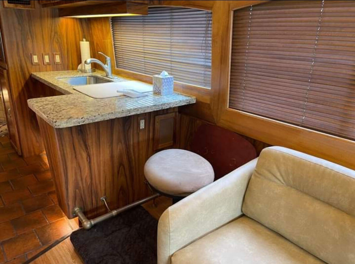 This image has an empty alt attribute; its file name is Swivel-barstool-with-brass-foot-rail.jpg