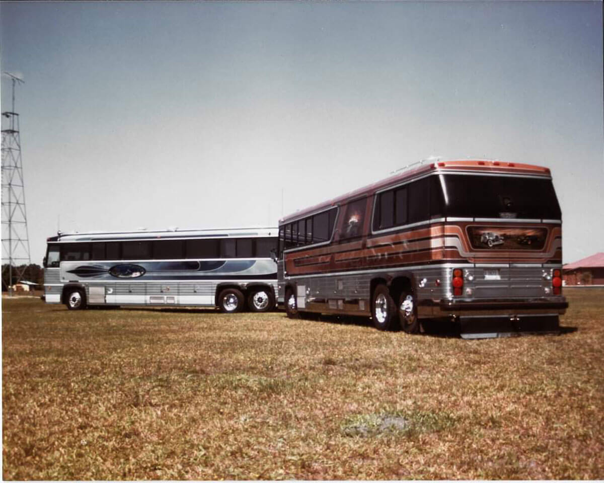 This image has an empty alt attribute; its file name is The-CCC-demonstration-coach-2703-and-Propsoms-coach-2710-were-both-on-display-at-the-FMCA-Connection-i.jpg