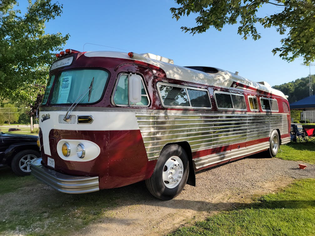 John & Paulette Lingafelter’s 1958 Flxible ‘Best of Starliner’. 