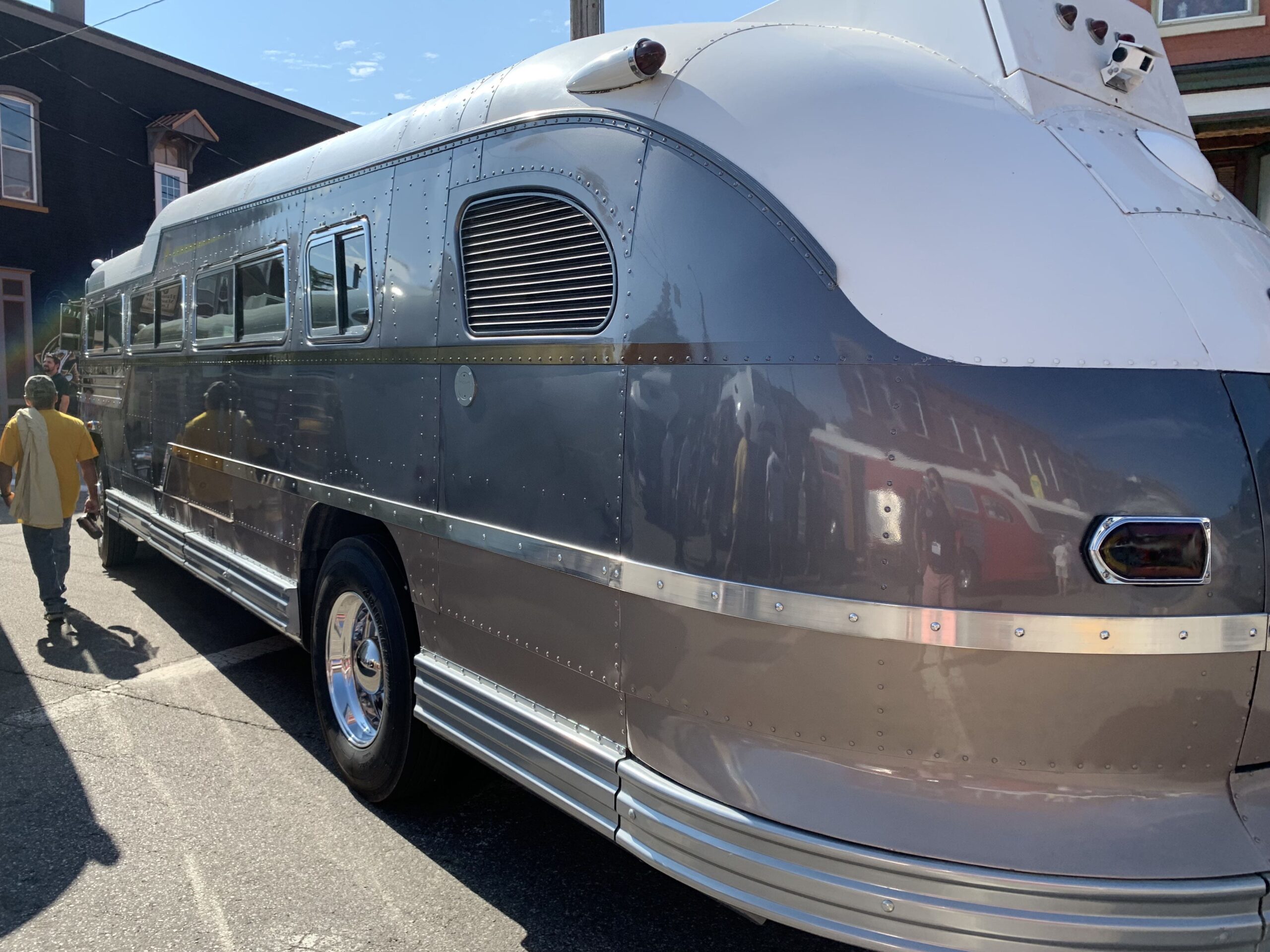 Mike & Fran Middaugh’s 1957 Flxible Starliner.